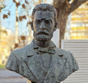 Statue of Joseph Pulitzer in his home town Makó, Hungary.